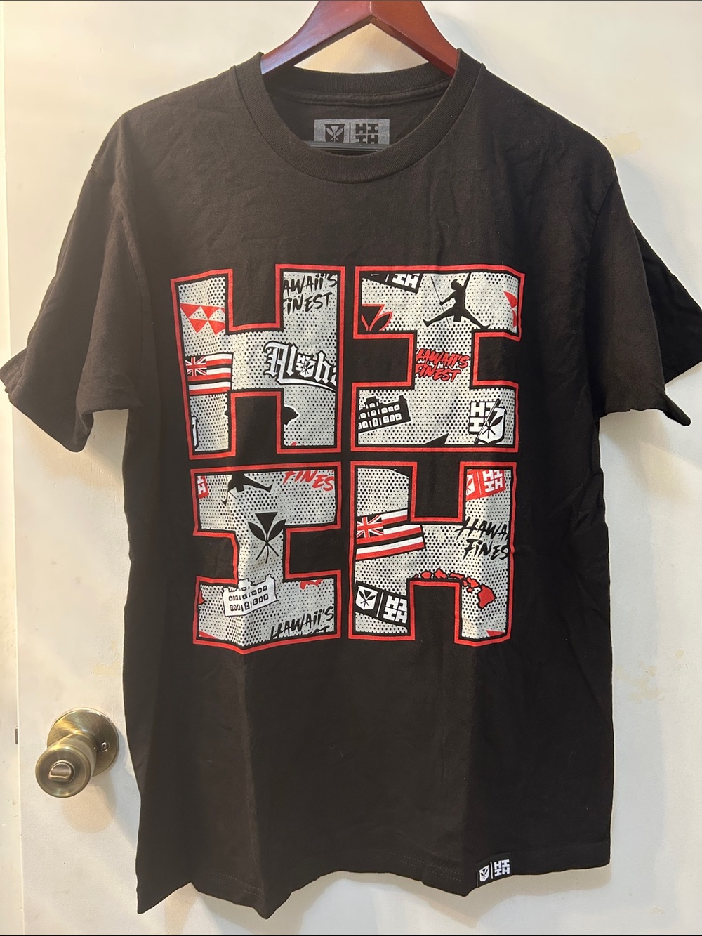 Hawaii’s Finest Black Tee with Red Black Graphics Hawaiian Print, Sz L